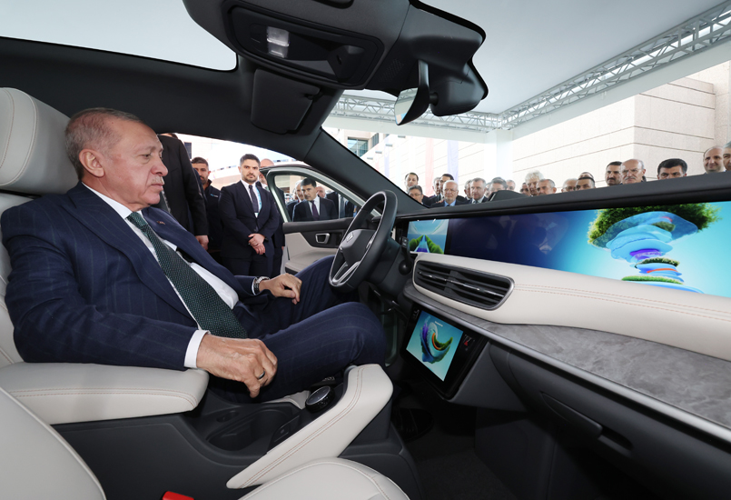 Cumhurbaşkanı Recep Tayyip Erdoğan, Türkiye’nin otomobili Togg’un yeni modeli T10F’i