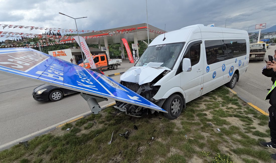 Karabük'te yoldan çıkarak yön tabelasına çarptı. Kaza sonrası olay yerine