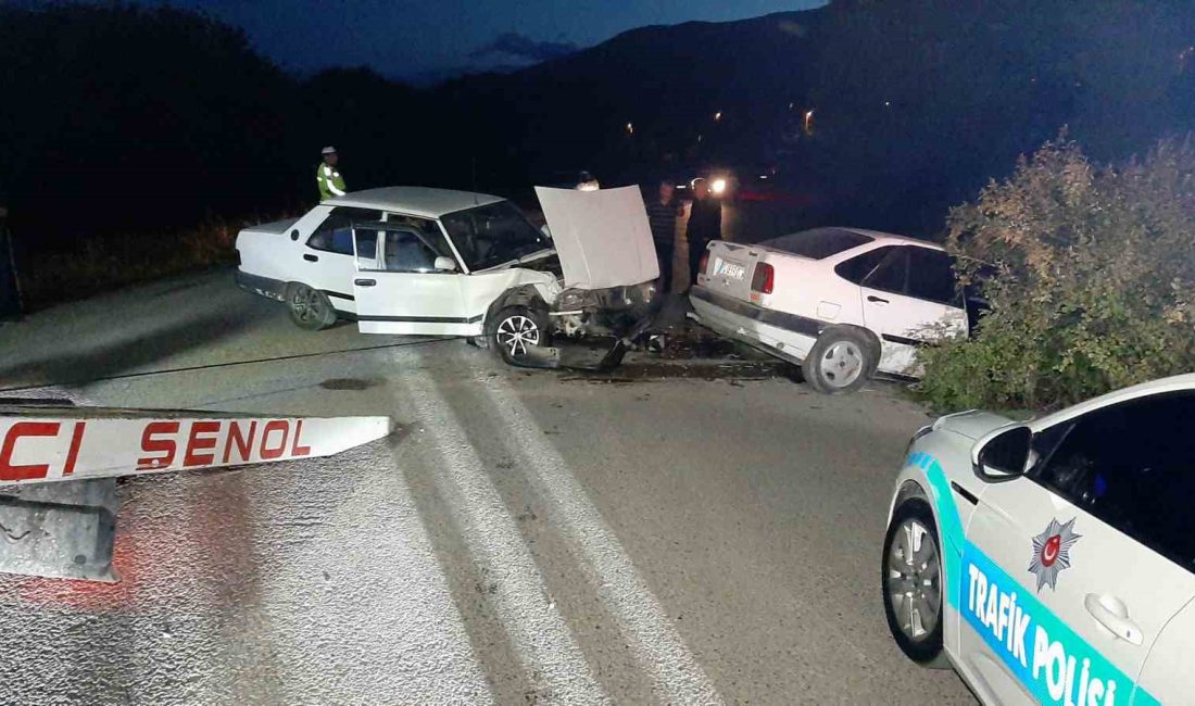 Karabük’te iki otomobilin çarpışması sonucu 4 kişi yaralanırken sürücülerden biri
