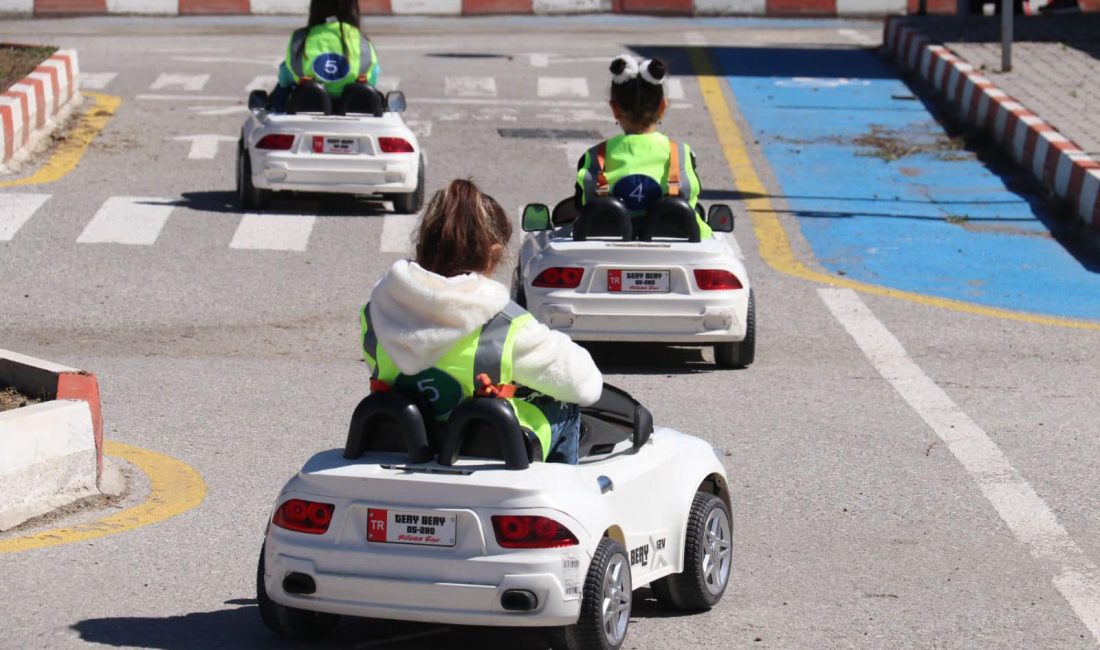 Trafik Haftası etkinlikleri kapsamında Çocuk trafik Eğitim parkında öğrencilere trafik