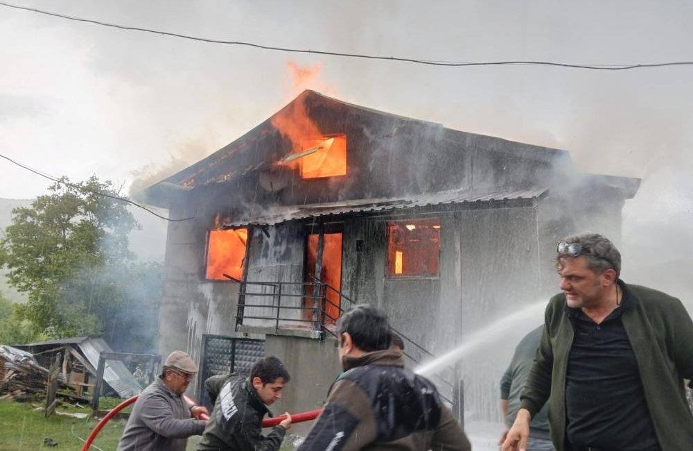 Karabük'ün Eflani ilçesinde çıkan yangında 2 katlı ahşap ev alevlere