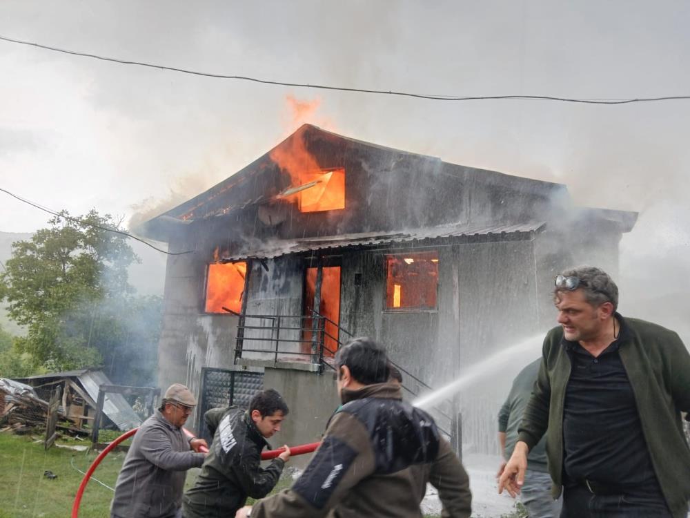 Karabük'ün Eflani ilçesinde çıkan yangında 2 katlı ahşap ev alevlere