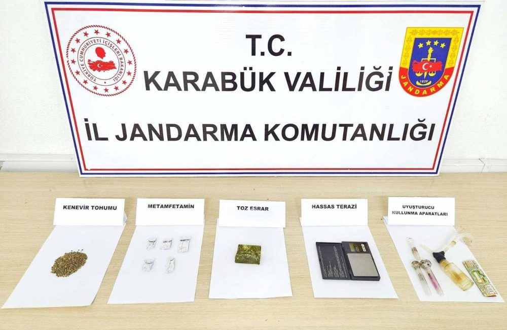 Karabük’ün Eskipazar ilçesinde düzenlenen uyuşturucu operasyonunda gözaltına alınan şüpheli çıkarıldığı