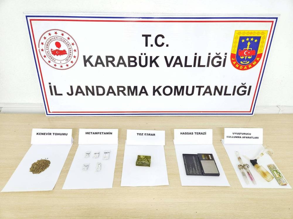 Karabük’ün Eskipazar ilçesinde düzenlenen uyuşturucu operasyonunda gözaltına alınan şüpheli çıkarıldığı