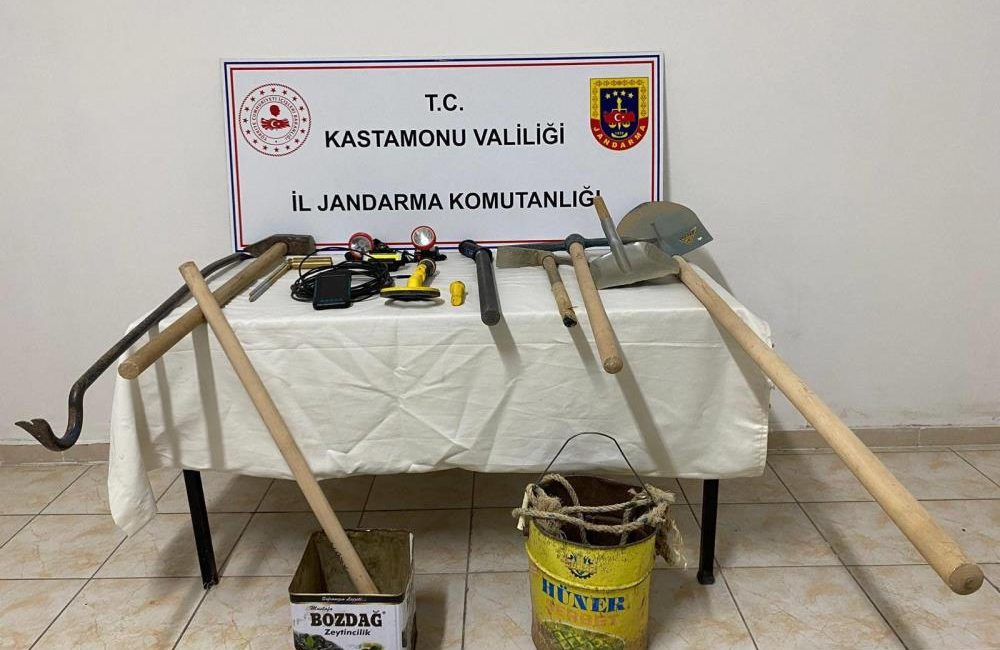 Define ararken suçüstü yakalanan 5 şahıs gözaltına alındı.