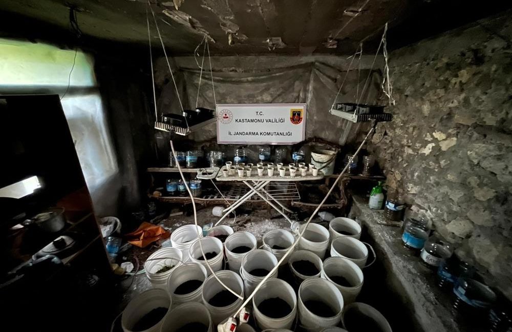 Evlerine kurdukları düzenekle uyuşturucu madde üreten 2 şahıs jandarma ekipleri
