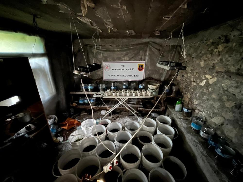 Evlerine kurdukları düzenekle uyuşturucu madde üreten 2 şahıs jandarma ekipleri