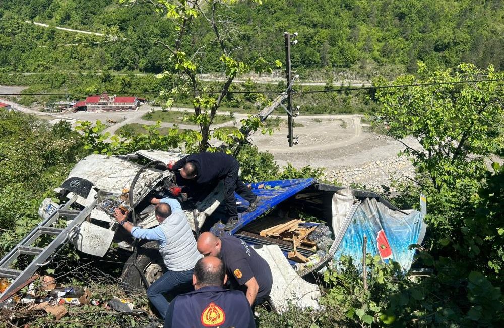 Meşrubat yüklü kamyonun tarlaya devrilmesi neticesinde kabinde sıkışan 2 yaralı,