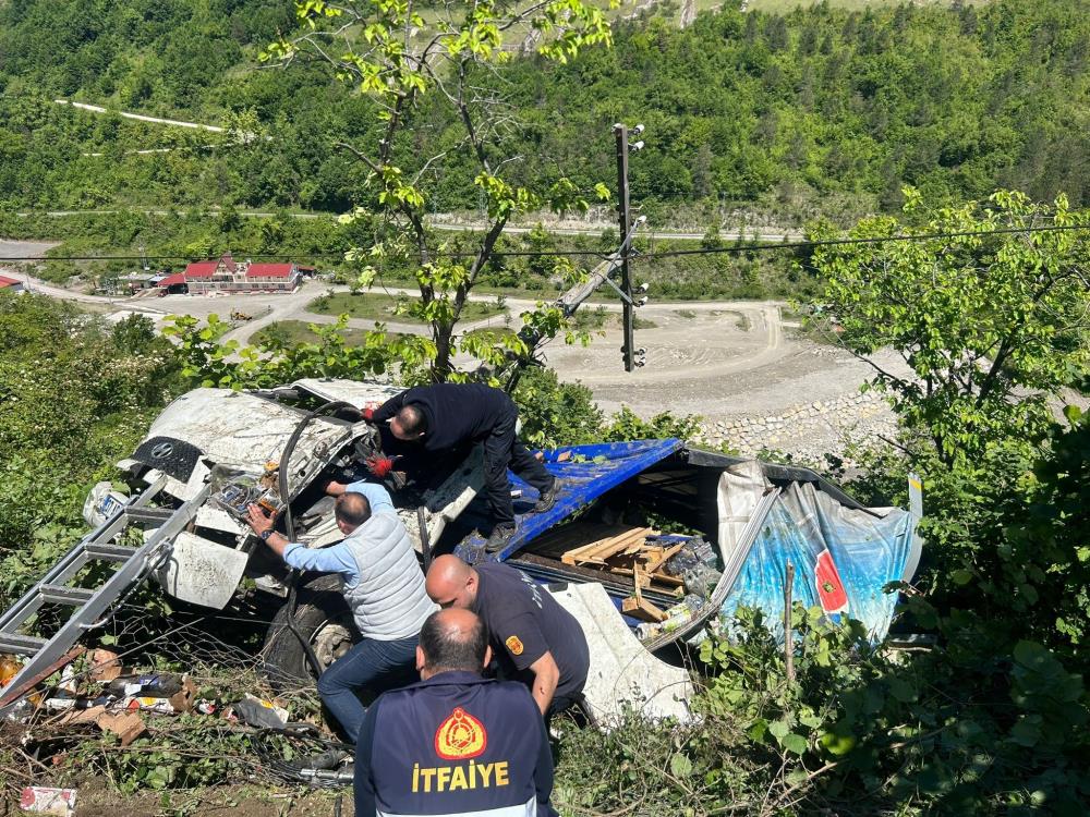 Meşrubat yüklü kamyonun tarlaya devrilmesi neticesinde kabinde sıkışan 2 yaralı,