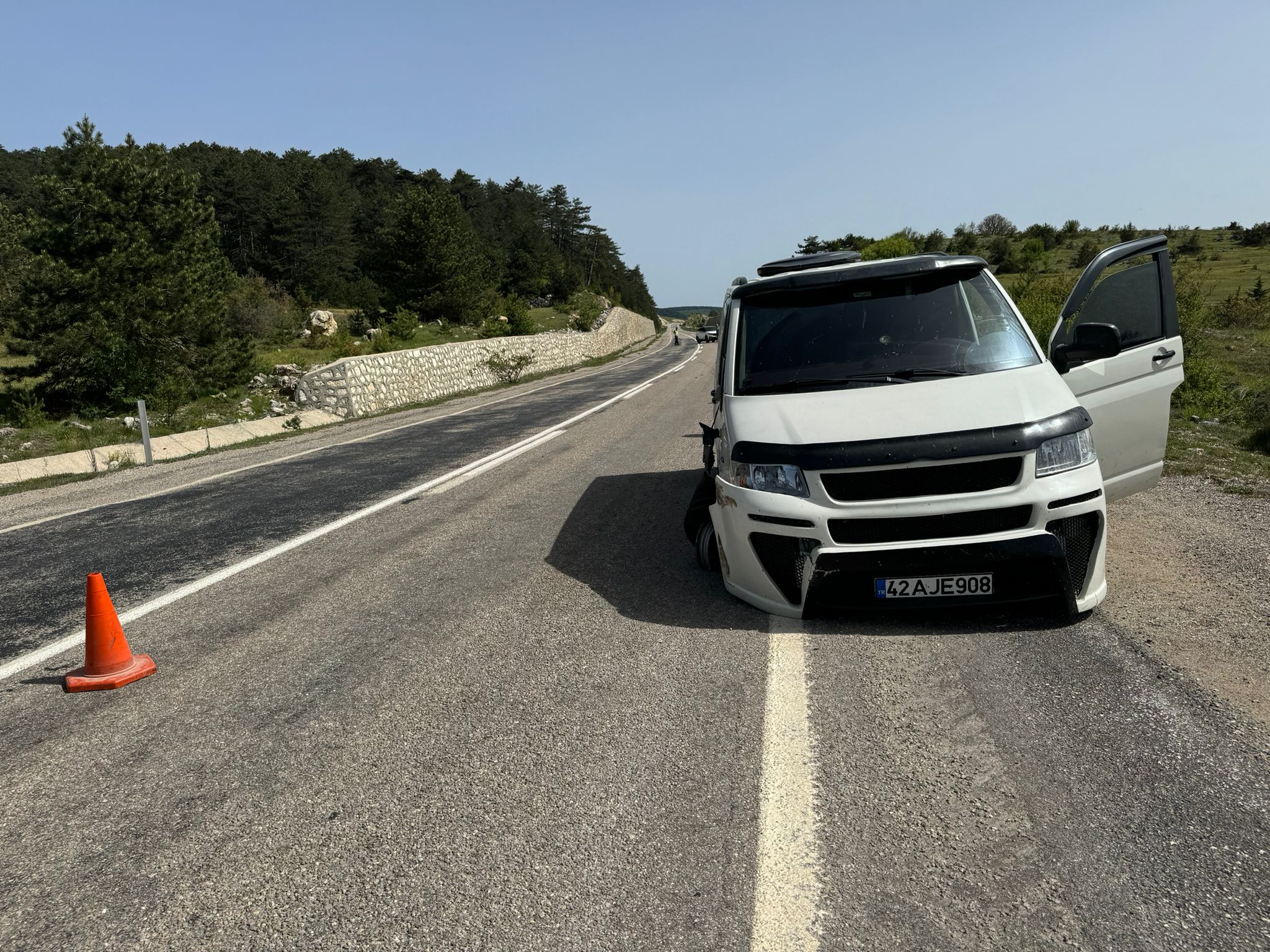 Karabük’ün Eflani ilçesinde kontrolden çıkan araç karşı şeride geçerek başka