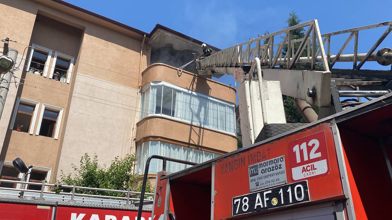 Karabük'te bir sitede bulunan dairenin balkonunda çıkan yangın söndürüldü.