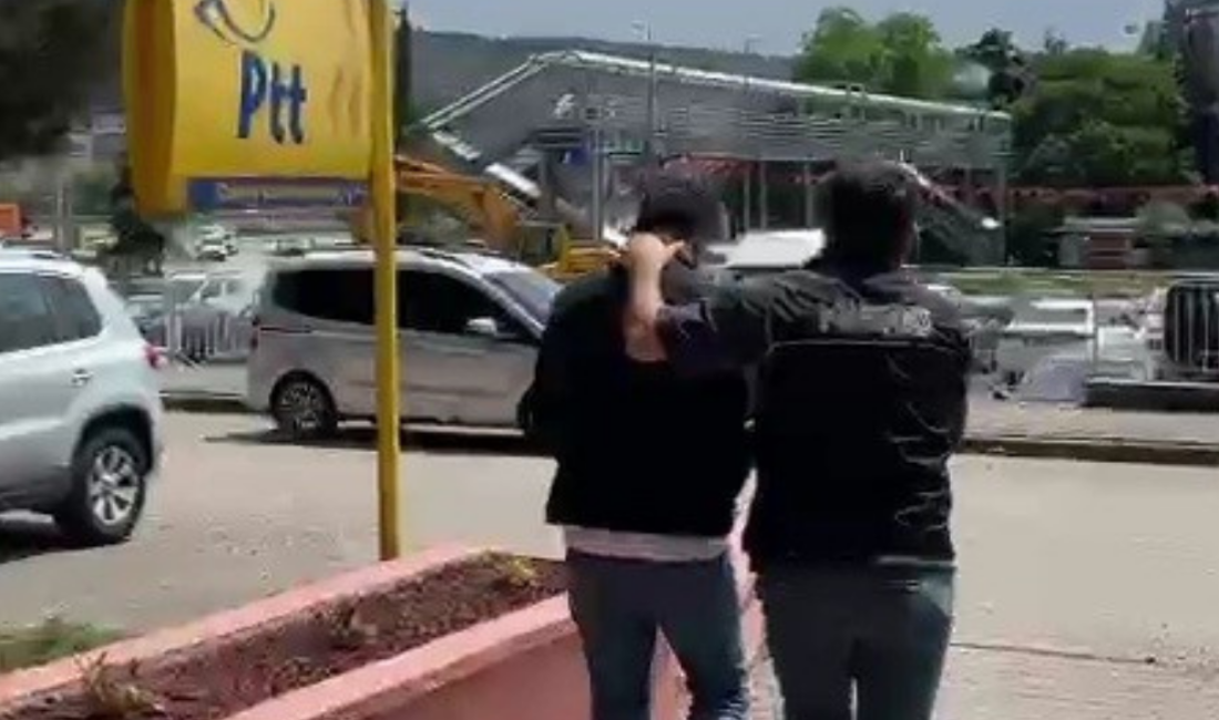 Kabük’te uyuşturucu operasyonunda yakalanan şüpheli çıkarıldığı mahkemece tutuklandı.