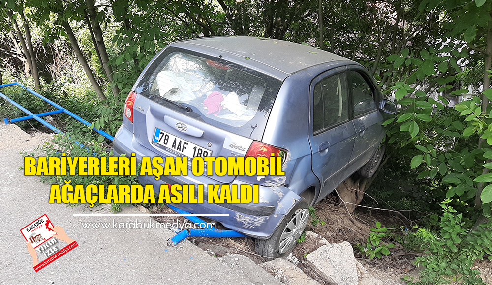 Karabük’te demir korkuluklara ardında ağaca çarpan otomobil asılı kaldı.