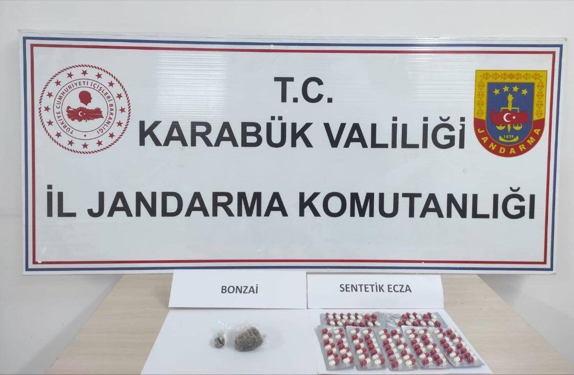 Karabük’ün Eskipazar ilçesinde yapılan operasyonda sentetik ecza hapı, bonzai ve