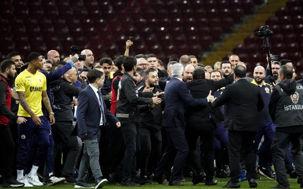 Profesyonel Futbol Disiplin Kurulu (PFDK), Fenerbahçeli oyunculardan Mert Hakan Yandaş'a