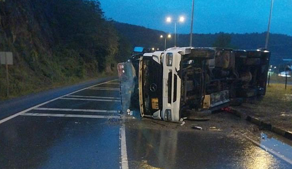 Bir tanker kontrolden çıkarak devrildi. Kazada sürücü yaralandı.