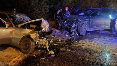 TOKAT'TA İKİ ARAÇ KAFA KAFAYA ÇARPIŞTI. MEYDANA GELEN KAZADA ARAÇLARDA