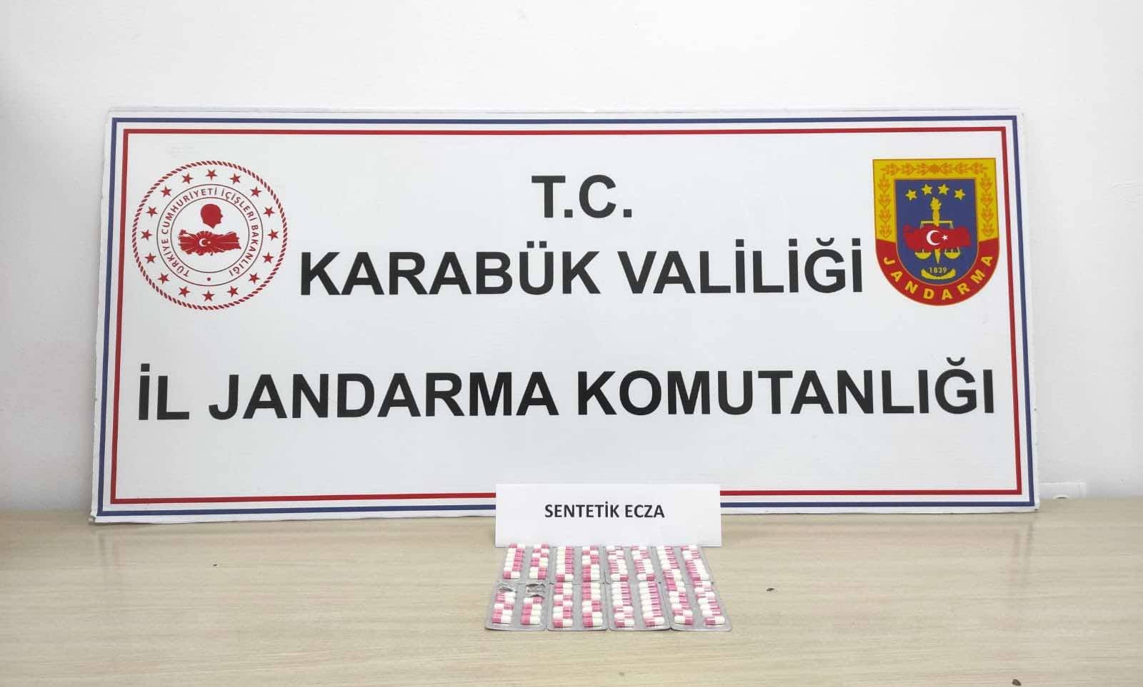 Karabük’te düzenlenen uyuşturucu operasyonunda 107 adet ecza hapı ele geçirildi.