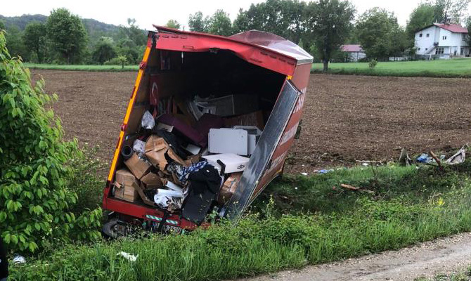 Ev eşyası taşıyan kamyonun tarlaya uçması neticesinde meydana gelen kazada