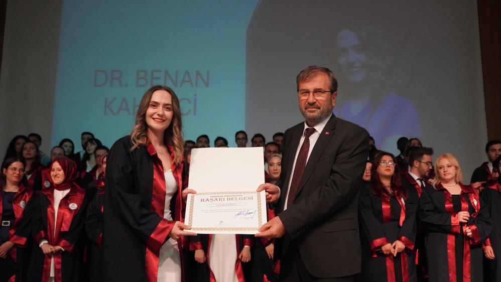 Karabük Üniversitesi Tıp Fakültesinden mezun olan 82 öğrenci, düzenlenen törenle diplomalarını