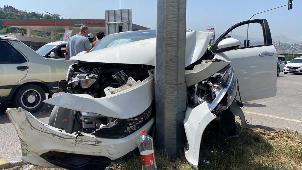 Karabük’te şerit değiştiren otomobilin çarptığı araç savrularak refüjdeki aydınlatma direğine