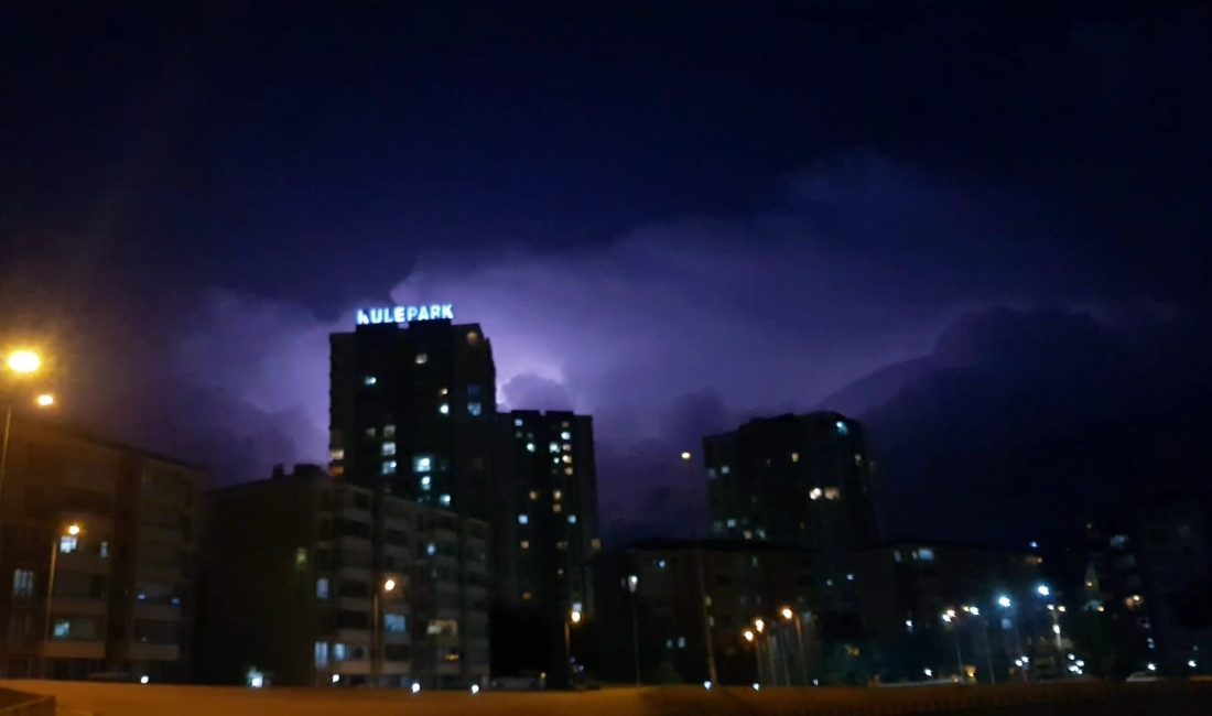 Karabük'te akşam saatleri itibariyle çakmaya başlayan şimşekler gece yarısına kadar