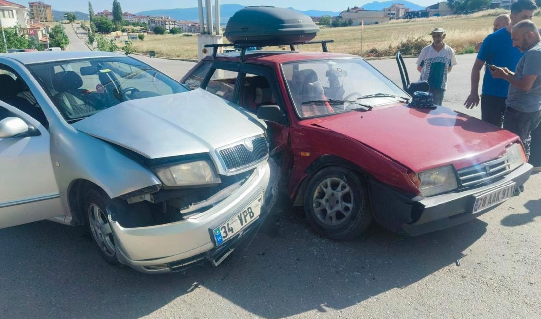 Karabük'ün Safranbolu ilçesinde iki otomobilin çarpışması sonucu meydana gelen kazada