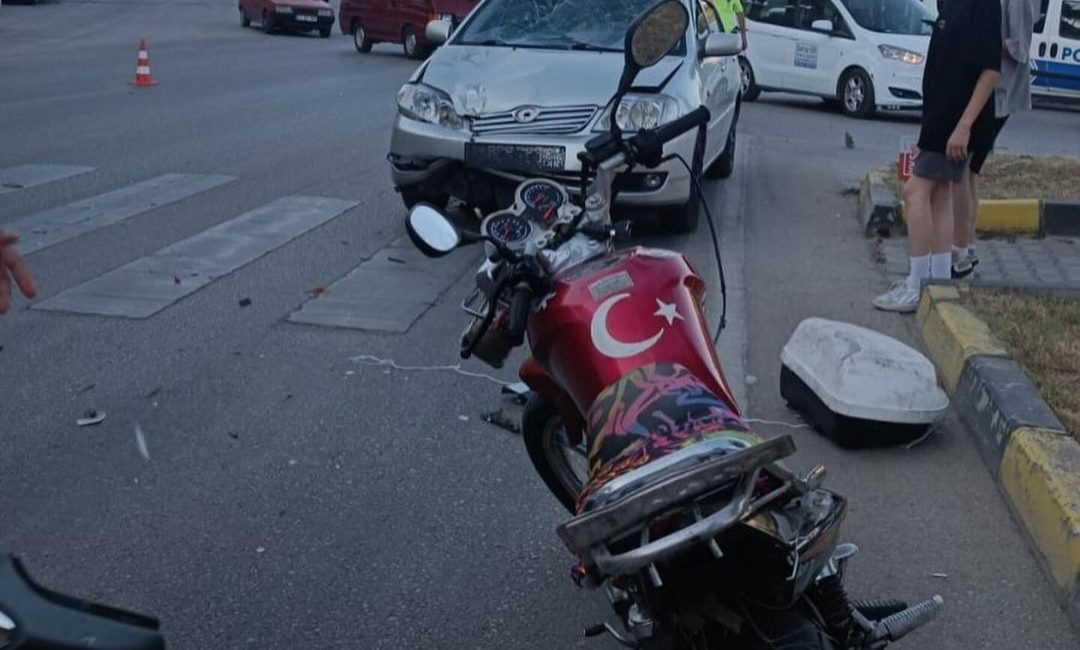 Karabük'te motosiklet ile otomobilin çarpışması sonucu meydana gelen kazada 2