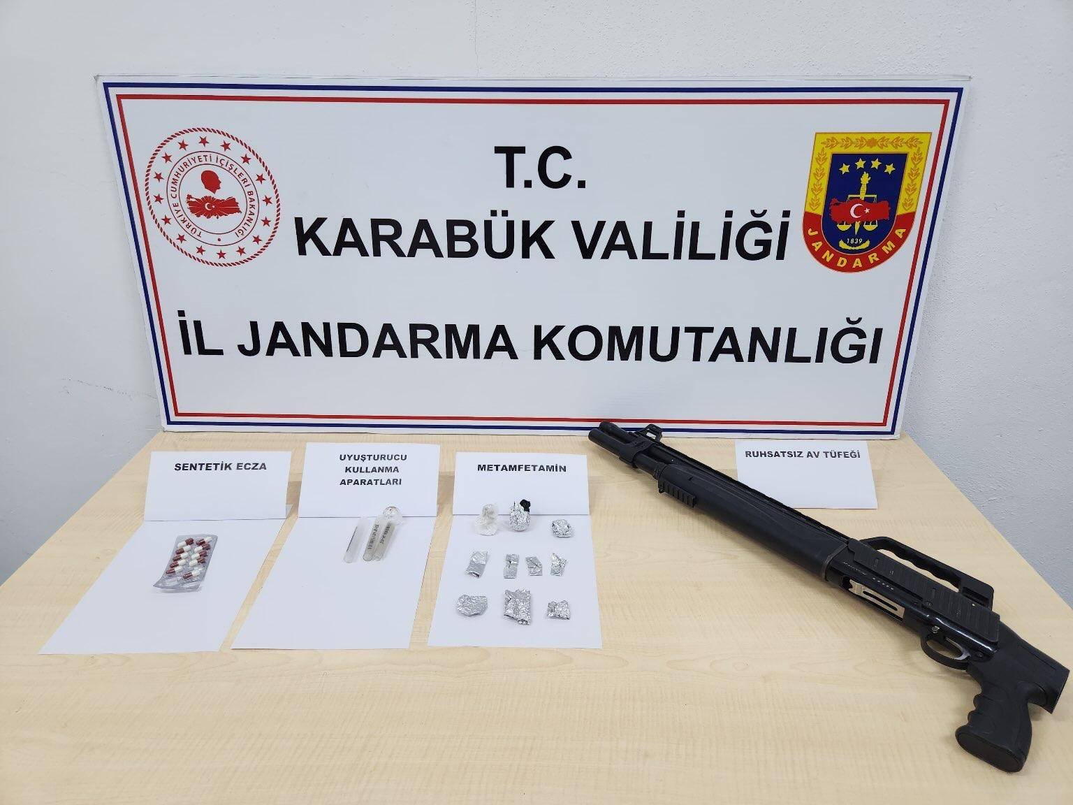 Karabük'ün Safranbolu ilçesinde jandarma tarafından düzenlenen uyuşturucu operasyonunda gözaltına alınan