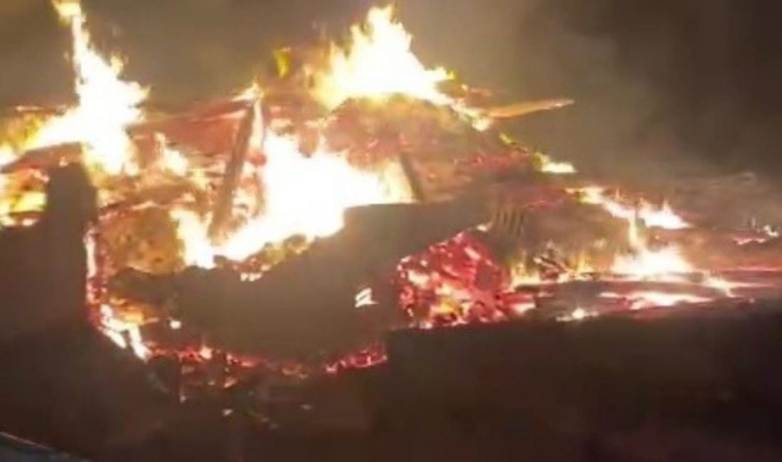 Karabük'ün Eflani ilçesinde iki katlı ev çıkan yangında küle döndü.