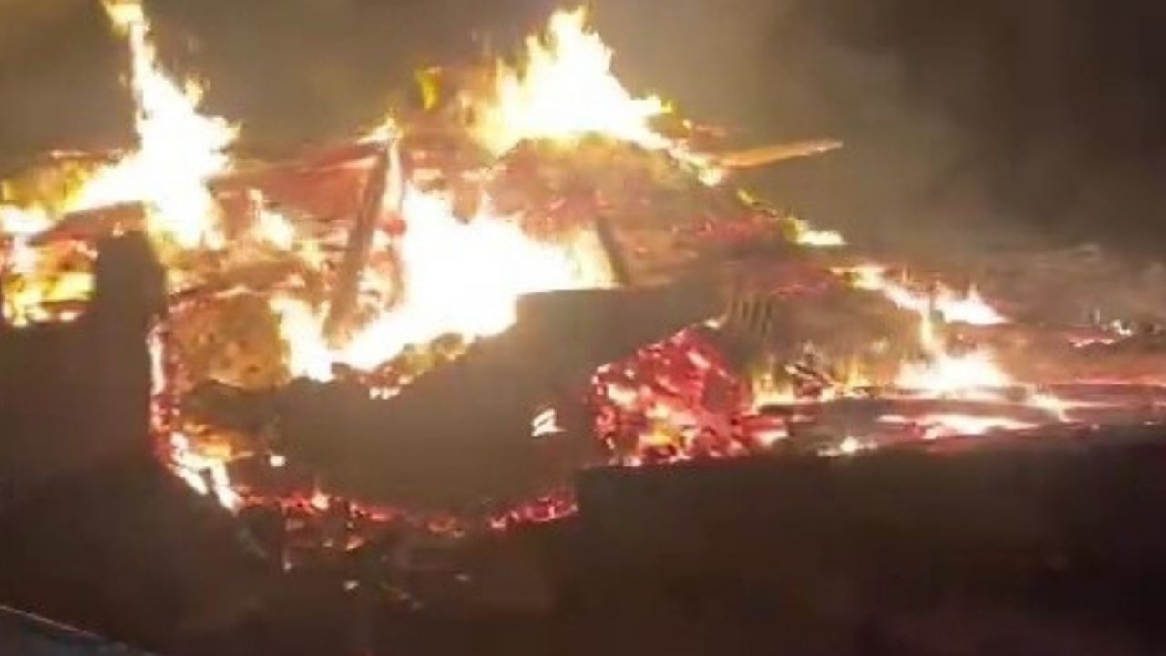 Karabük'ün Eflani ilçesinde iki katlı ev çıkan yangında küle döndü.