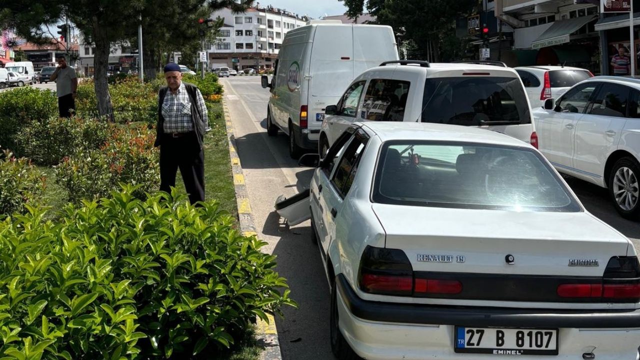 Karabük'ün Safranbolu ilçesinde meydana gelen trafik kazasında maddi hasar oluştu.