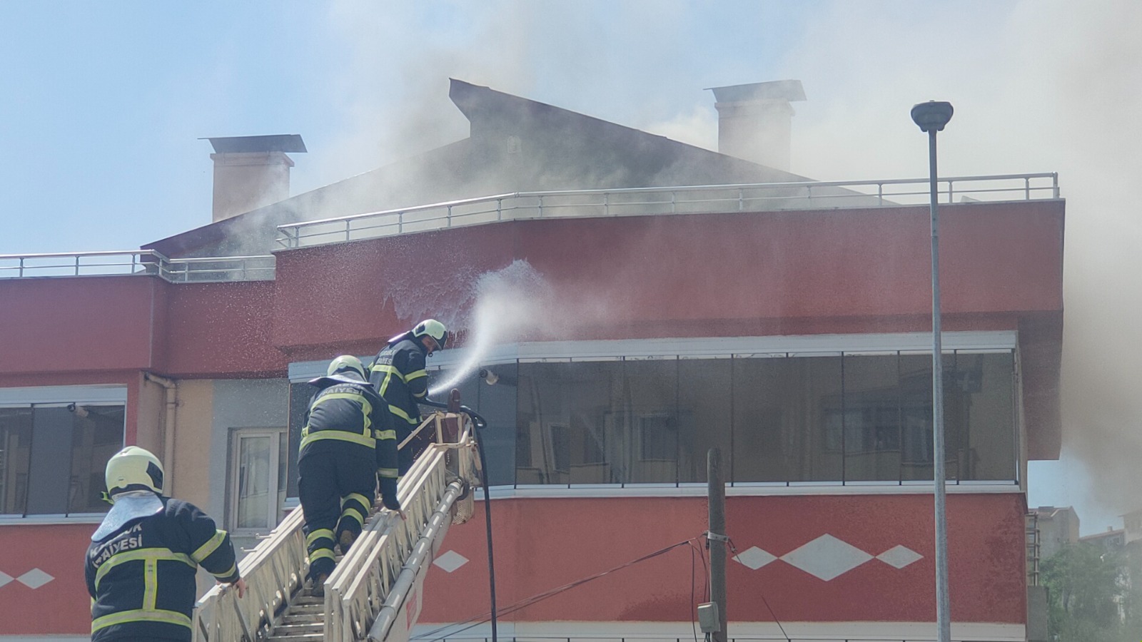 KARABÜK’TE 5 KATLI APARTMANIN ÇATI KATINDA ÇIKAN YANGIN İTFAİYE EKİPLERİNCE