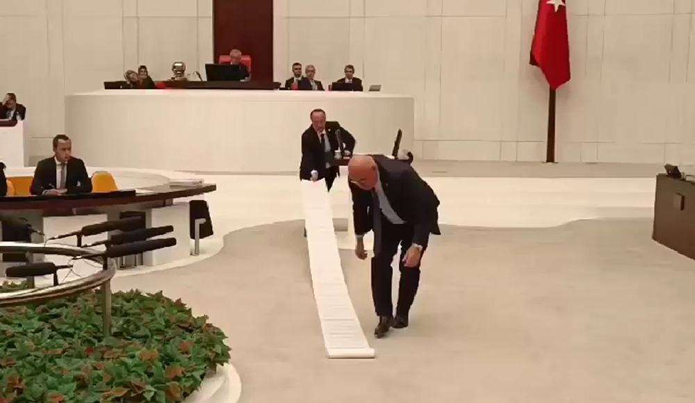 CHP Karabük Milletvekili Cevdet Akay, TBMM Genel Kurulu’nda 20,5 metreyi