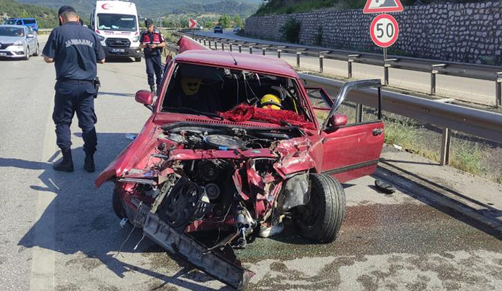 Karabük'te otomobilin bariyerlere çapması sonucu meydana gelen trafik kazasında 4