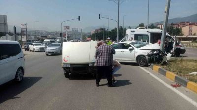 Karabük’te iki otomobilin çarpışması sonucu meydana gelen kazada 4 kişi