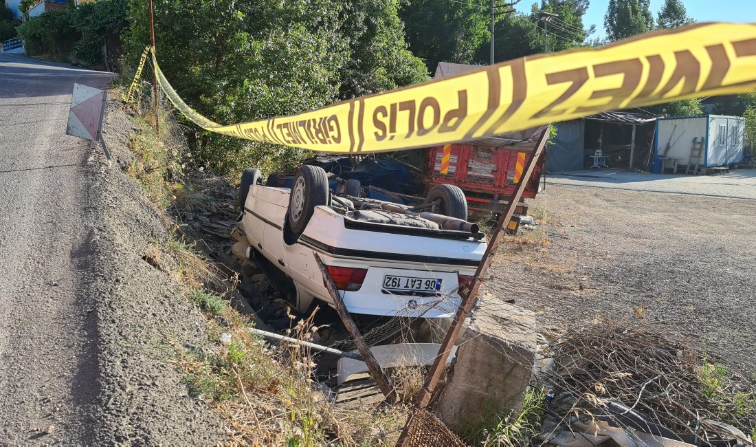 Karabük'ün Safranbolu ilçesinde, otomobilin şarampole devrildiği kazada 2 kişi yaralandı.