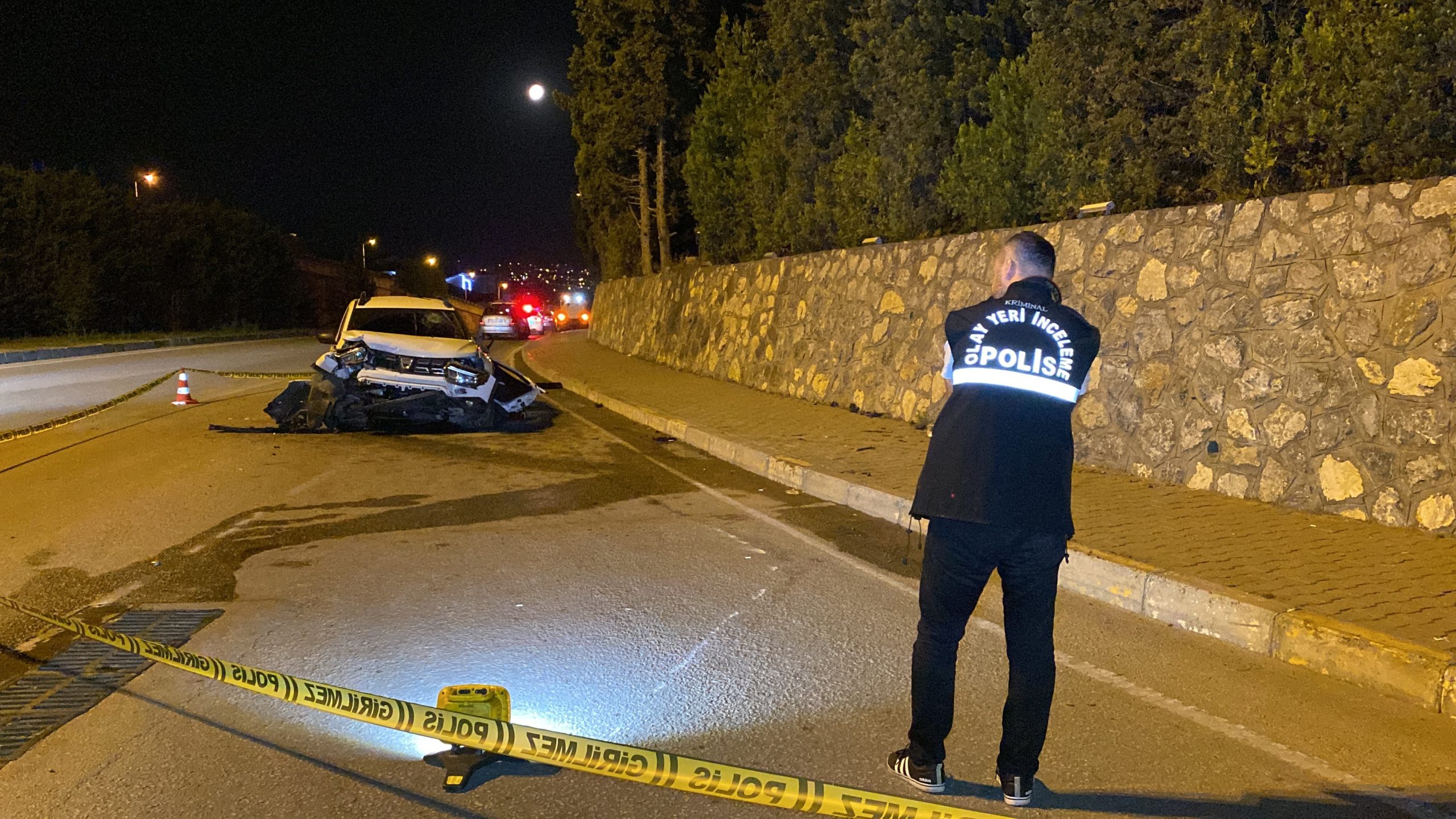 Karabük'te sulama yapan vidanjöre çarpan cipteki 2 kişi yaralandı. Diş