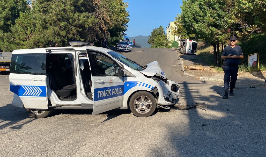 Karabük'te polis otosuyla çarpıştıktan sonra devrilen hafif ticari aracın sürücüsü