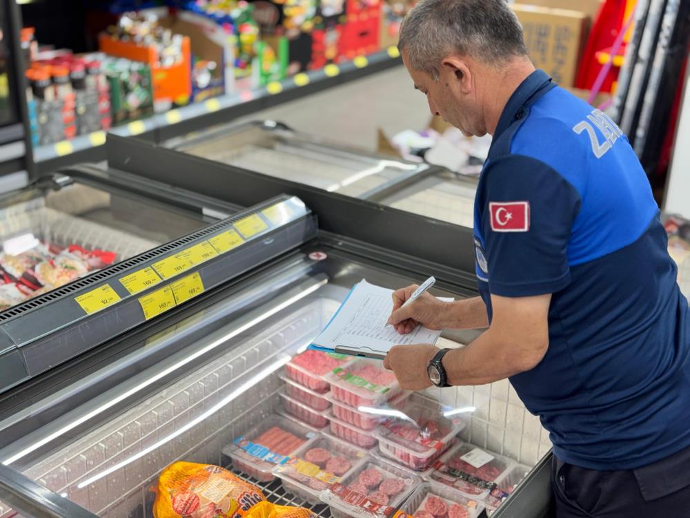 Karabük'te zabıta ekipleri faaliyet gösteren zincir marketlerde denetim yaptı.