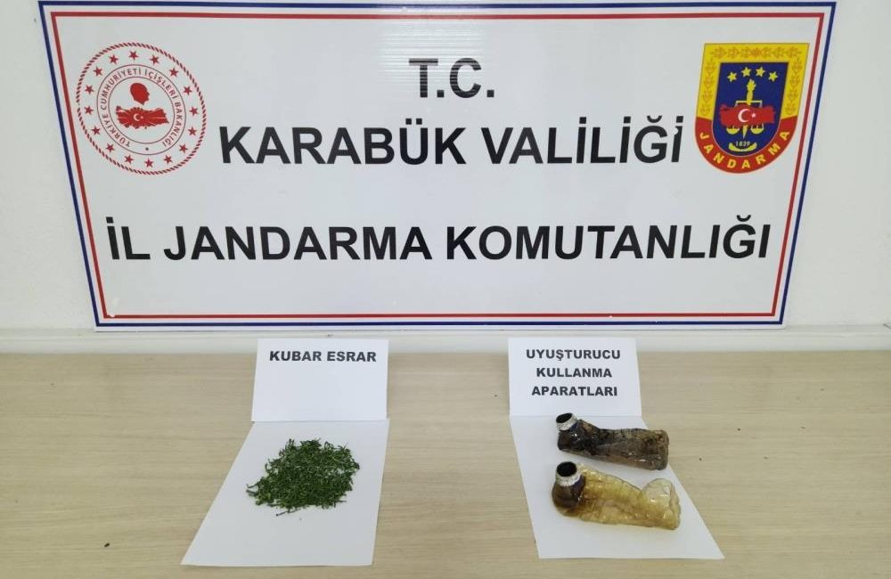 Karabük'ün Eskipazar ilçesinde bir şahsın üzerinde esrar maddesi ele geçirildi.