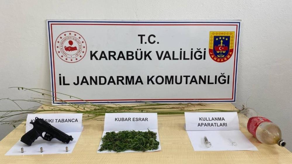 Karabük İl Jandarma Komutanlığı tarafından yapılan operasyonda, bir şahsın üzerinde