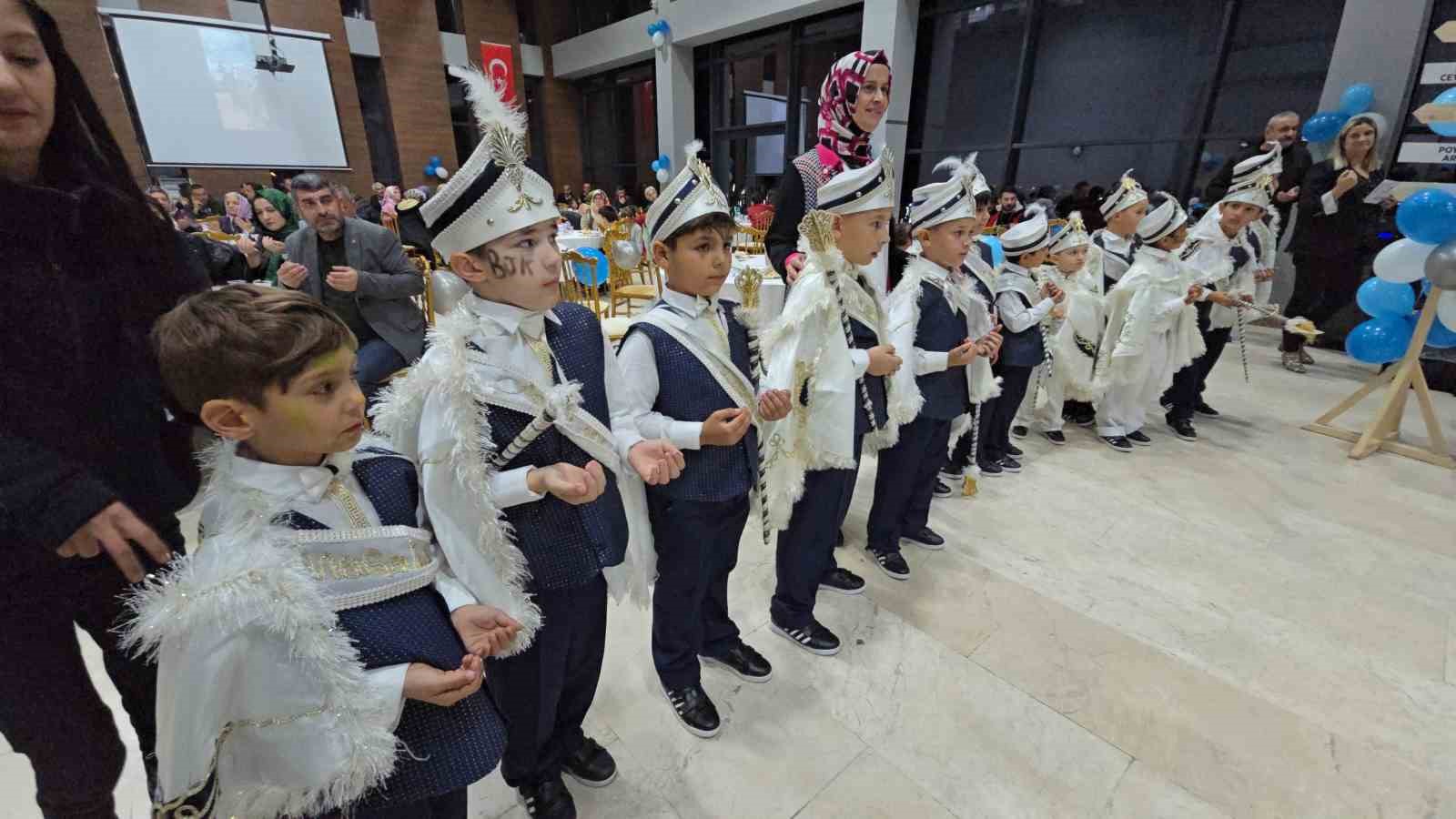 KARABÜK BELEDİYESİ, İHTİYAÇ SAHİBİ AİLELERİN ÇOCUKLARINA YÖNELİK DÜZENLEDİĞİ TOPLU SÜNNET