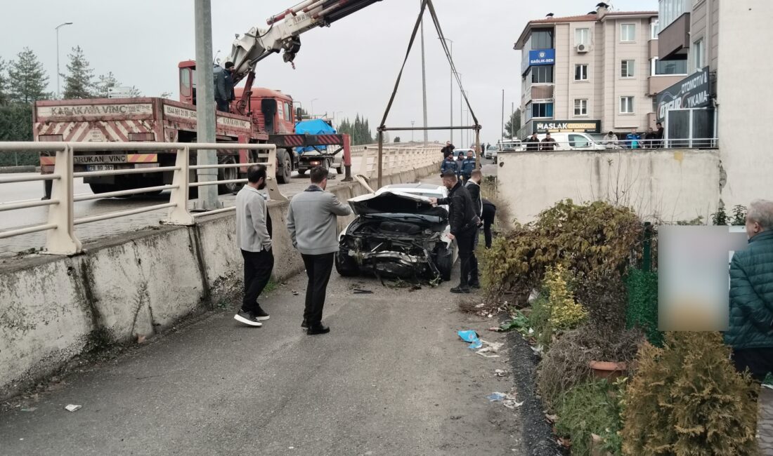 KARABÜK'TE PANELVAN ARACA ÇARPTIKTAN SONRA SÜRÜCÜSÜNÜN KONTROLÜNDEN ÇIKAN OTOMOBİL BARİYERİ