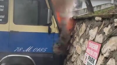 Karabük’te durakta park halindeyken yolcu minibüsünde çıkan yangın itfaiye ekiplerince