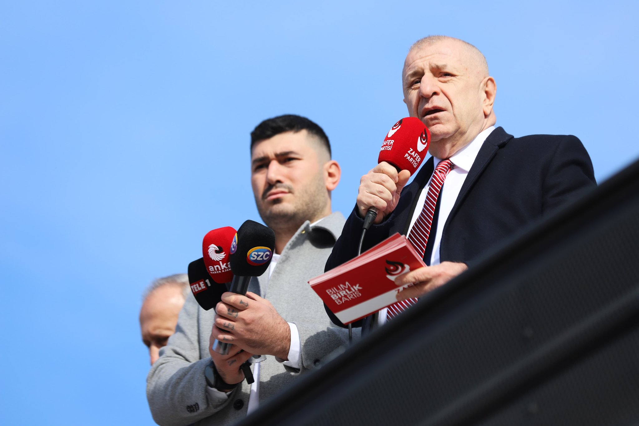 Zafer Partisi Genel Başkanı Ümit Özdağ, Ankara’da gözaltına alındı.
