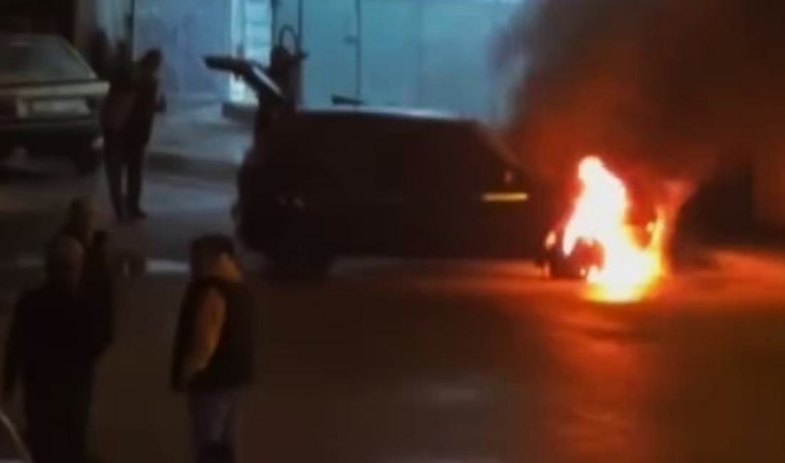 Karabük'te park halindeki otomobilin motor kısmından çıkan yangın, çevredeki vatandaşların