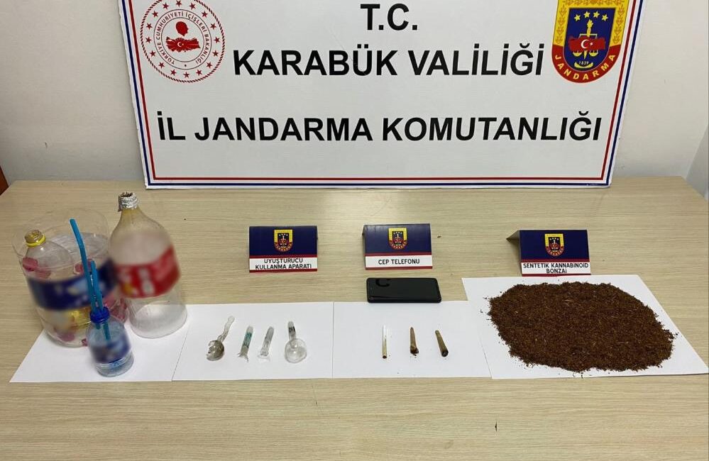 Uyuşturucu operasyonunda 2 kişi yakalandı Karabük’te jandarma ekiplerinin düzenlediği uyuşturucu operasyonunda 2 kişi yakalanırken çeşitli