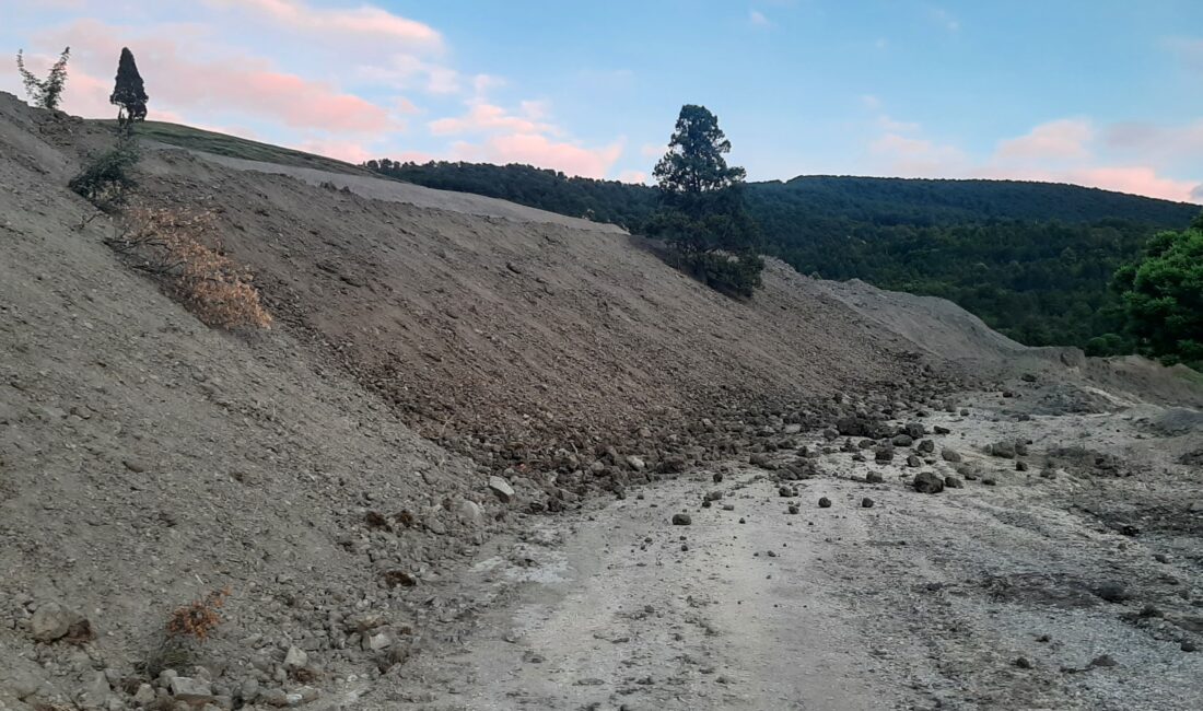 Karabük’te heyelan nedeniyle köy yolu ulaşıma kapandı KARABÜK'TE MEYDANA GELEN HEYELAN NEDENİYLE BİR KÖY YOLU ULAŞIMA KAPANDI.