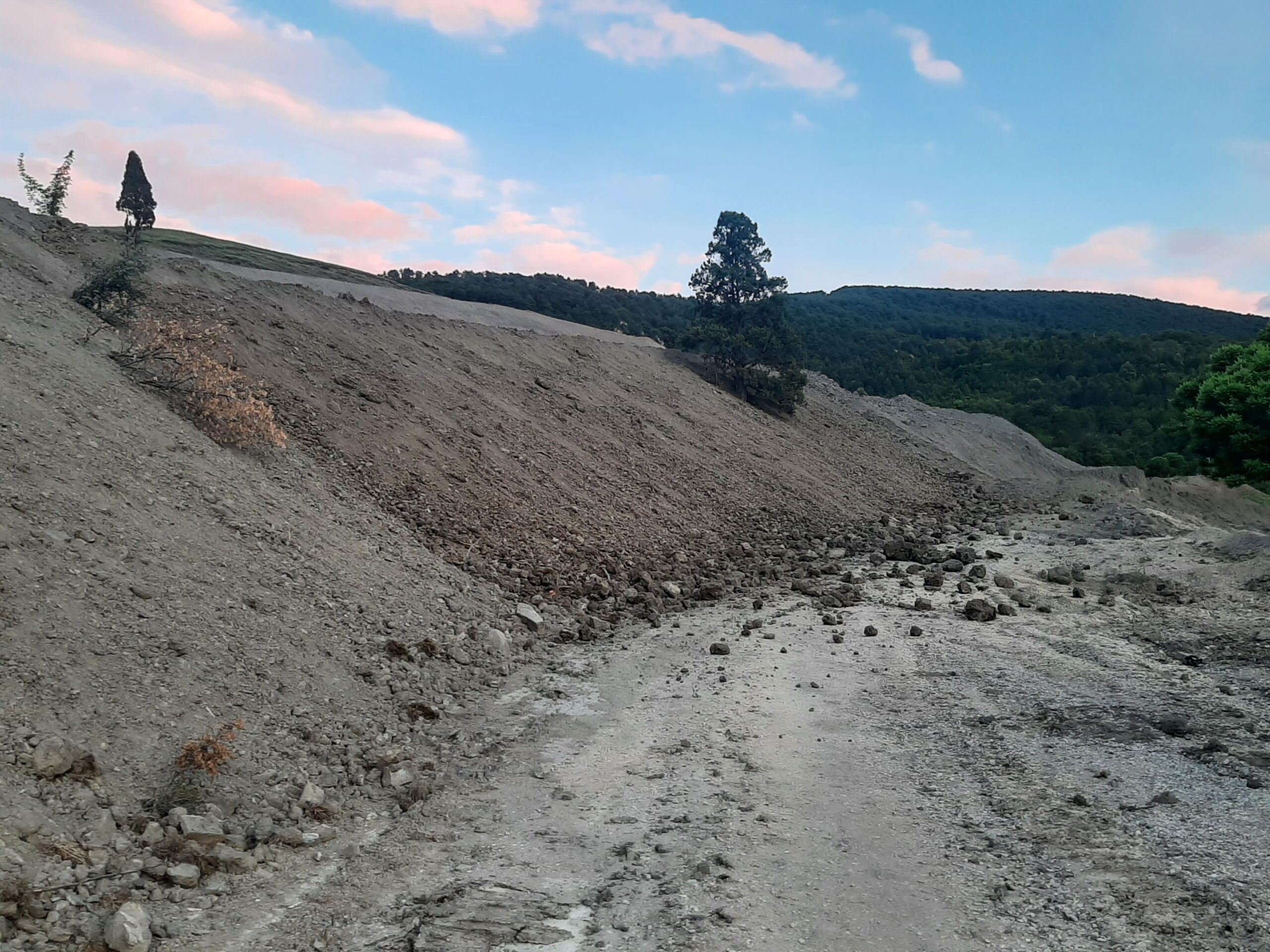 KARABÜK'TE MEYDANA GELEN HEYELAN NEDENİYLE BİR KÖY YOLU ULAŞIMA KAPANDI.